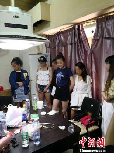 圖為，抓捕現(xiàn)場 唐時(shí)杰 攝