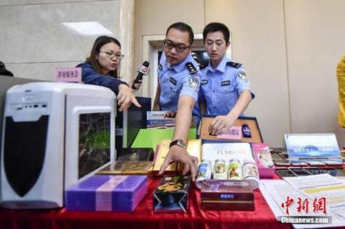 資料圖：2017年5月11日，警方向媒體介紹涉案的虛假保健品。 <a target='_blank' href='http://www.chinanews.com/'>中新社</a>記者 陳驥旻 攝