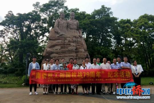 中國僑網(wǎng)?？谑袃S務(wù)干部、南僑機(jī)工眷屬、社區(qū)歸僑僑眷為“南僑機(jī)工”雕像敬獻(xiàn)鮮花，瞻仰緬懷?！㈥枴z