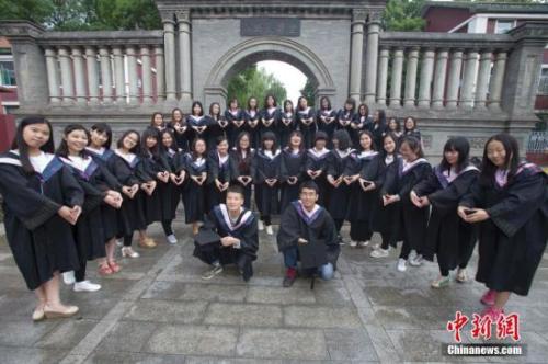 資料圖：山西大學畢業(yè)生在校園拍攝畢業(yè)大合影。<a target='_blank' href='http://www.chinanews.com/'>中新社</a>記者 張云 攝