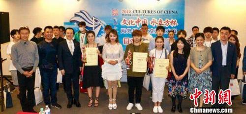 中國僑網(wǎng)選手和嘉賓合影?！|友　攝