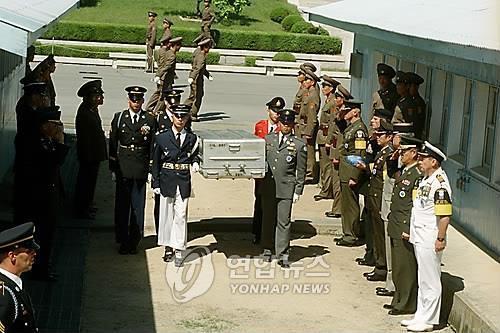 資料圖片：美軍在板門店接收遺骸，圖片攝于1998年5月25日。(來(lái)源：韓聯(lián)社)