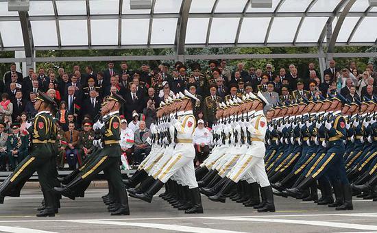 ▲中國(guó)人民解放軍儀仗隊(duì)參與白俄羅斯獨(dú)立日閱兵儀式。