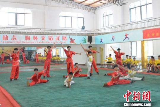 開營式上的武術(shù)表演?！O虹 攝