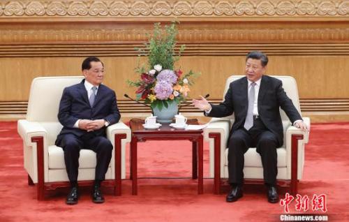7月13日，中共中央總書記習(xí)近平在人民大會(huì)堂會(huì)見中國國民黨前主席連戰(zhàn)率領(lǐng)的臺(tái)灣各界人士參訪團(tuán)。<a target='_blank' href='http://www.chinanews.com/'>中新社</a>記者 杜洋 攝