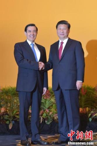 資料圖：2015年11月7日下午，習(xí)近平、馬英九在新加坡香格里拉大酒店會(huì)面。15時(shí)許，兩人相向而行，握手致意。 <a target='_blank' href='http://www.chinanews.com/'>中新社</a>記者 廖攀 攝