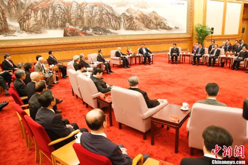 資料圖：2014年9月26日，中共中央總書記習(xí)近平在北京人民大會(huì)堂會(huì)見臺(tái)灣和平統(tǒng)一團(tuán)體聯(lián)合參訪團(tuán)。<a target='_blank' href='http://www.chinanews.com/'>中新社</a>發(fā) 盛佳鵬 攝