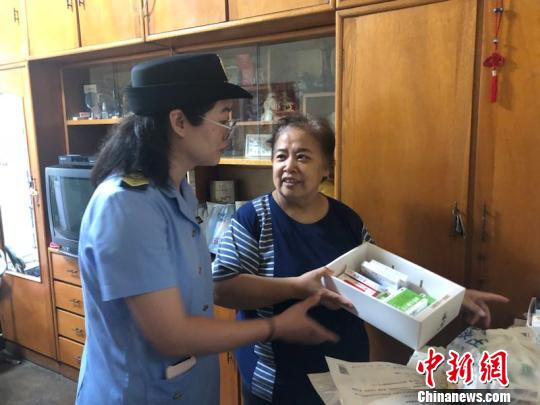 北京市2018年食品安全宣傳周活動(dòng)正式啟動(dòng)。圖為工作人員走進(jìn)居民家中普及食品安全知識，幫助居民藥效“瘦身”?！”本┦乘幈O(jiān)部門供圖 攝