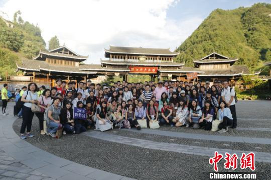 第十屆臺灣大學生研習營團員參觀雷山西江千戶苗寨。鐘欣 攝