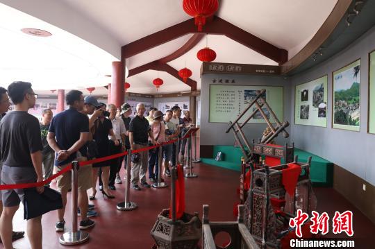 中國僑網(wǎng)6月17日，海峽兩岸媒體采訪團(tuán)在客家博物院參觀節(jié)慶娛樂文化展演基地?！〗z