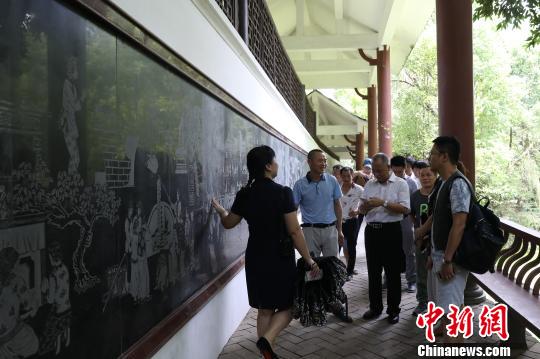 6月17日，海峽兩岸媒體采訪團(tuán)在客家藝術(shù)長廊尋訪客家飲食、服飾、節(jié)慶習(xí)俗等文化。　江江 攝