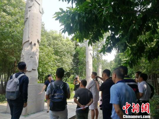 6月17日，海峽兩岸媒體采訪團(tuán)在贛南客家源流展示基地了解客家祖先的五次大遷徙歷史。　蘇路程 攝