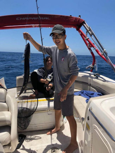 格蘭杜拉高中Oliver暑假和同學(xué)們一起出海釣魚，體驗人生第一次海釣。(家長提供)