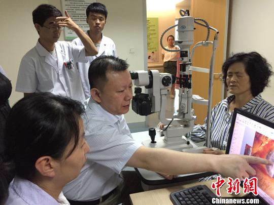 李紹偉教授為患者進(jìn)行術(shù)前檢查?！『珮s 攝