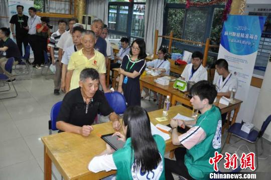 為避免過度診治，目前，復(fù)旦大學(xué)附屬腫瘤醫(yī)院開展的前列腺癌篩查活動只針對發(fā)病的高危人群推出?！⊥踯草x 攝
