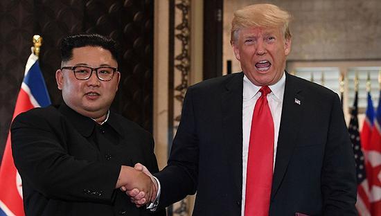 2018年6月12日，新加坡，特朗普和金正恩在美朝峰會上舉行簽字儀式。圖片來源：視覺中國