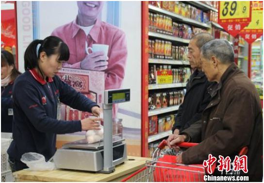 資料圖：在保定市北市區(qū)一家大型超市內(nèi)，促銷員正在為購買雞蛋的市民稱量、打包。李芳華 攝