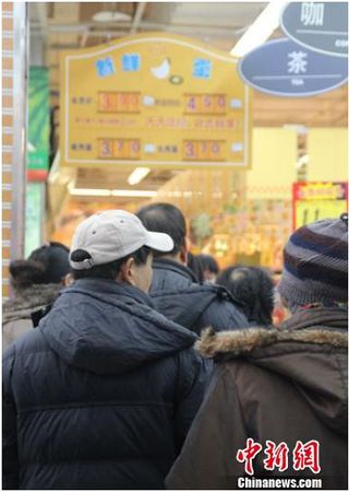 資料圖：在保定市北市區(qū)一家大型超市內(nèi)，市民正在排隊購買雞蛋。李芳華 攝