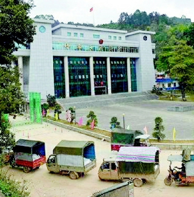     ▲作為國家一類口岸，調(diào)研組所到的龍邦口岸，中越互市貿(mào)易日漸發(fā)達(dá)。附近貧困戶依托擺渡貨物的“三輪車經(jīng)濟(jì)”每日可增收一百五十元左右。