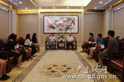 中國僑網林琳巡視員（右四）會見圣馬丁華人會館莫勁壯會長（右五）一行。