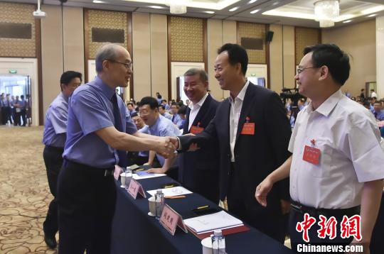 張軍檢察長與參加研討班的全國人大代表和專家代表交流?！〕潭?攝