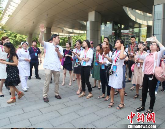 江蘇省人民醫(yī)院門診部主任武曉泓介紹該院門診分布相關(guān)情況?！『钣昝?攝