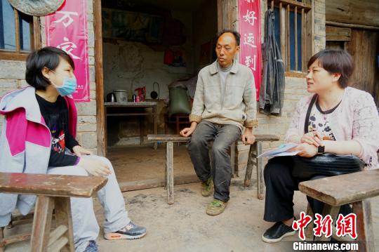 圖為工作人員對申請臨時救助人員進行走訪。重慶市民政局供圖