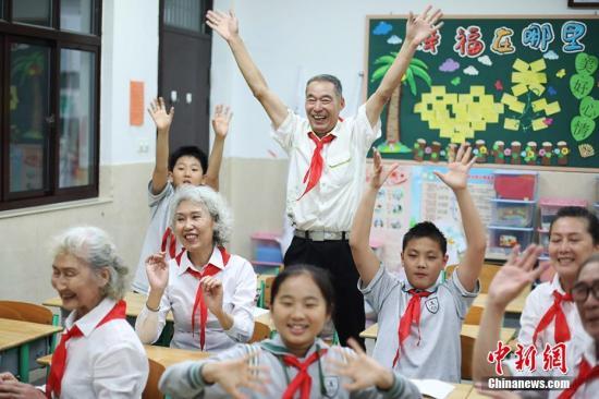 資料圖：老人們在教室內(nèi)和孩子們玩的不亦樂乎。泱波 攝
