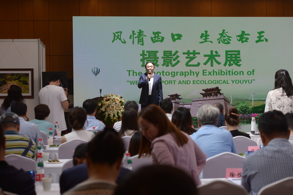 第十二屆全國政協(xié)常委、著名造型藝術家袁熙坤致辭
