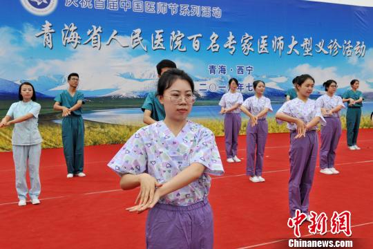 圖為醫(yī)務(wù)人員演示《洗手舞》。　朱建軍 攝