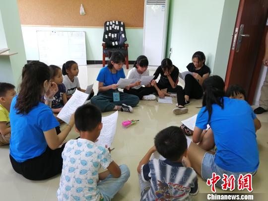 參與“華師燈塔”暨“孔子行腳”兩岸大學(xué)生暑期社會(huì)實(shí)踐活動(dòng)的兩岸大學(xué)生在廣州從化西塘村支教。郭軍 攝