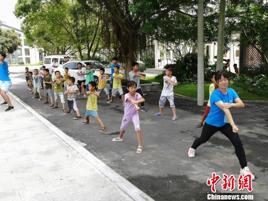 參與“華師燈塔”暨“孔子行腳”兩岸大學(xué)生暑期社會(huì)實(shí)踐活動(dòng)的兩岸大學(xué)生在廣州從化西塘村支教。郭軍 攝