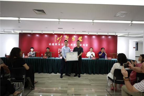 《藝術(shù)百年》主編、北京漢特斯曼文化傳媒總經(jīng)理 鮮于圣哲代表展覽的主辦方：日本中國友好協(xié)會、日本國際藝術(shù)家協(xié)會為高進(jìn)軍頒發(fā)了展覽邀請函并預(yù)祝高進(jìn)軍日本東京展覽取得成功；