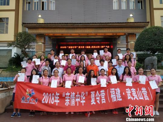 中國僑網(wǎng)33位海外華裔青少年拿到了夏令營結(jié)業(yè)證書，將陸續(xù)返回美國、加拿大、德國等居住國?！×謺缘?攝