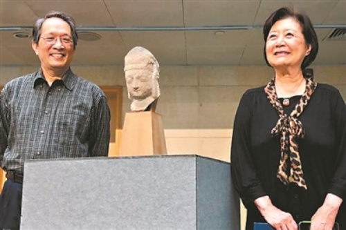 王純杰夫婦參加山西博物院“送國寶回家”捐贈儀式。(美國《世界日報》/王純杰提供)