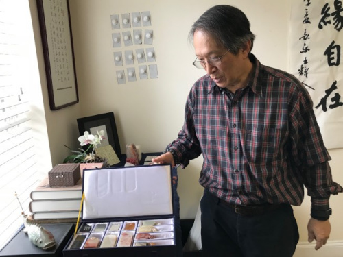 王純杰在美國馬州蓋城工作室接受采訪，并向記者展示他的印石收藏。(美國《世界日報》/許惠敏 攝)