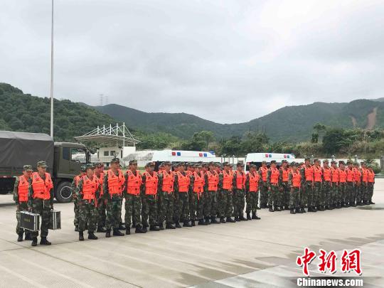 臺(tái)風(fēng)“安比”登陸前，武警舟山支隊(duì)機(jī)動(dòng)中隊(duì)進(jìn)入備戰(zhàn)?！埍?攝