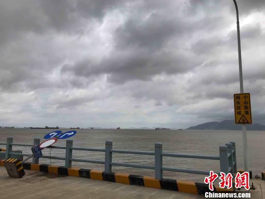 臺(tái)風(fēng)“安比”登陸前的舟山長(zhǎng)峙碼頭?！埍?攝