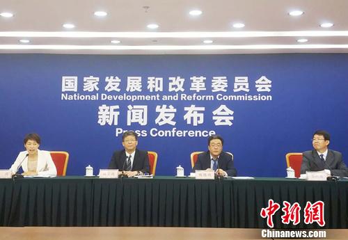 8月2日，國家發(fā)改委就擴(kuò)大消費(fèi)有關(guān)工作情況舉行新聞發(fā)布會(huì)。<a target='_blank' href='http://www.chinanews.com/' >中新網(wǎng)</a>記者 李金磊 攝