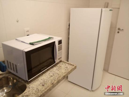 廚房里有簡(jiǎn)單的家用電器。 <a target='_blank' href='http://www.chinanews.com/'>中新社</a>記者 盧巖 攝