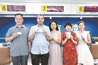 中國僑網(wǎng)昨日（1日），佛山公安出入境管理部門舉行“外國人永居證”發(fā)證儀式。