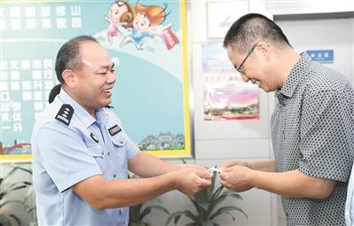 英國籍高層次人才王曉東博士領到“中國綠卡”。