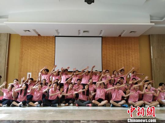 營員們共同唱響中國著名歌曲《茉莉花》?！×謺缘?攝