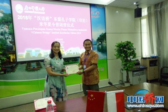 圖為閉營儀式上頒發(fā)結(jié)業(yè)證書?！×_詩慶　攝