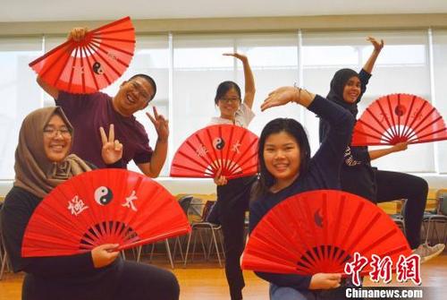 資料圖：2018年6月26日，印尼高校學(xué)生體驗(yàn)“趣味中國(guó)”。