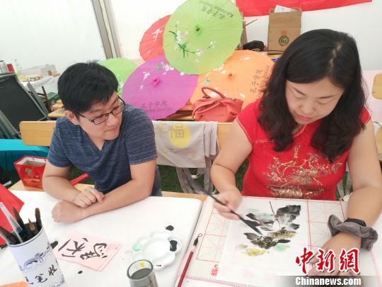 繪中國(guó)畫(huà)。奧迪孔院供圖