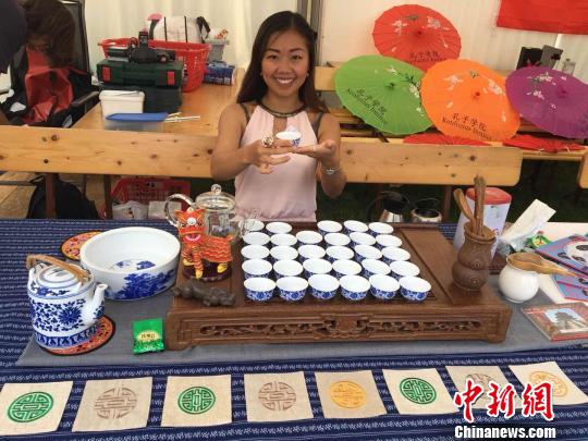 品中國(guó)茶。奧迪孔院供圖