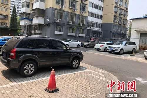 北京某小區(qū)內(nèi)停在停車位或小區(qū)路邊的車。<a target='_blank' href='http://www.chinanews.com/' >中新網(wǎng)</a>記者 程春雨 攝