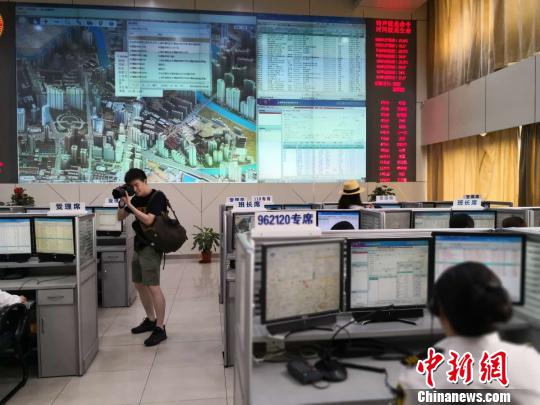 上海開通了“962120”康復出院專線，并為有送回家需求的民眾提供預約服務。目前預約服務已覆蓋到11個區(qū)?！￡愳o 攝