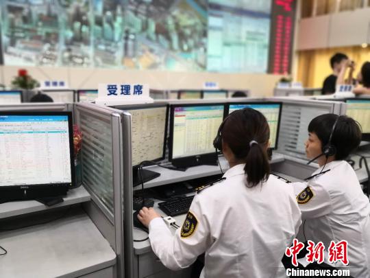 當下正值高溫天，上海市120日均出車2500次，數(shù)量比平時高出11%?！￡愳o 攝